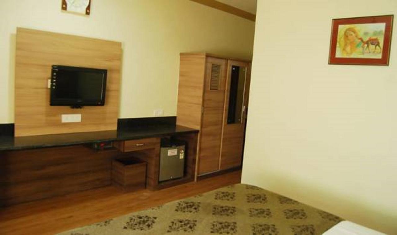 Hotel Savera Palace เมาท์อาบู ภายนอก รูปภาพ