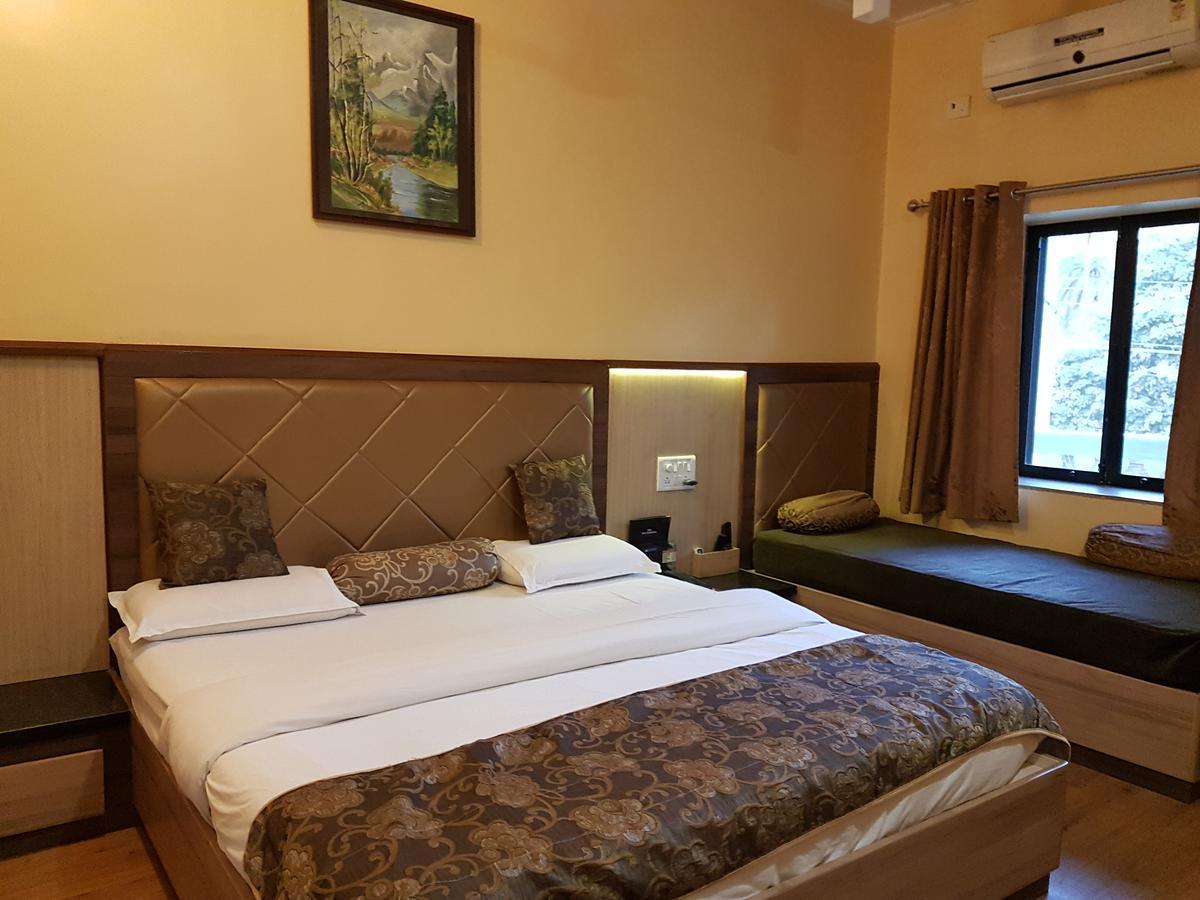 Hotel Savera Palace เมาท์อาบู ภายนอก รูปภาพ