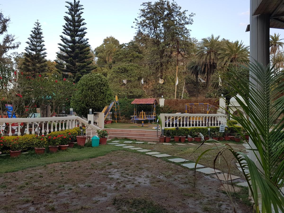 Hotel Savera Palace เมาท์อาบู ภายนอก รูปภาพ