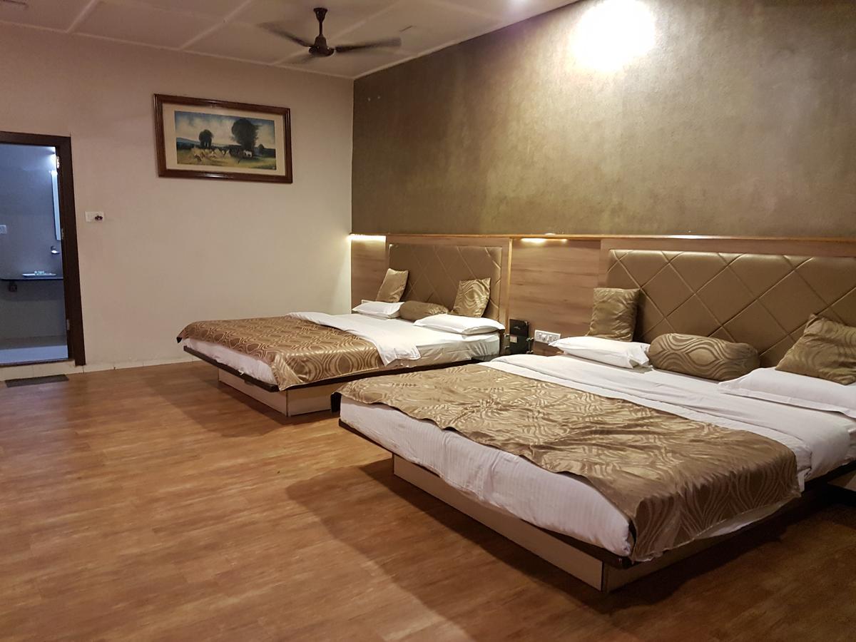 Hotel Savera Palace เมาท์อาบู ภายนอก รูปภาพ