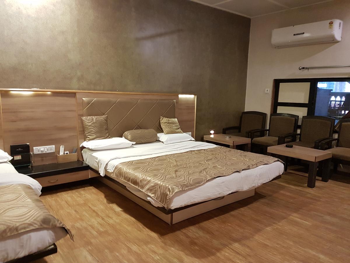 Hotel Savera Palace เมาท์อาบู ภายนอก รูปภาพ