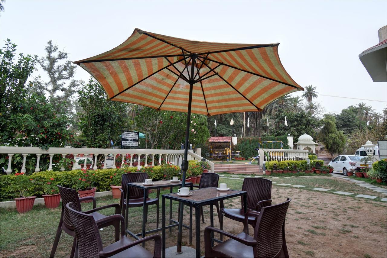 Hotel Savera Palace เมาท์อาบู ภายนอก รูปภาพ